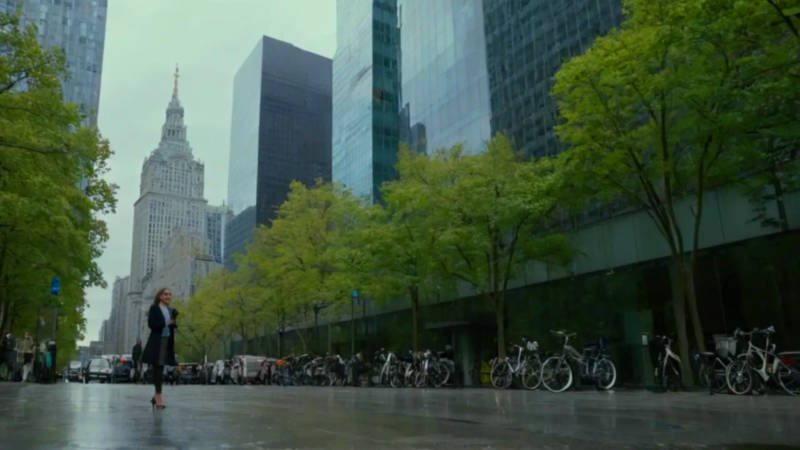 Ciudad moderna, personas y naturaleza en armonía
