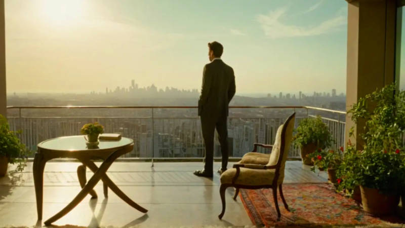 Hombre elegante disfruta luz matinal en terraza